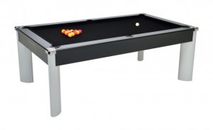 Billard table, cadre noir et pieds gris métal, le tapis est noir. 