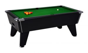 Le billard tyîque des bars avec une grosse caisse et des petits pieds, le billard est noir avec son tapis vert. 