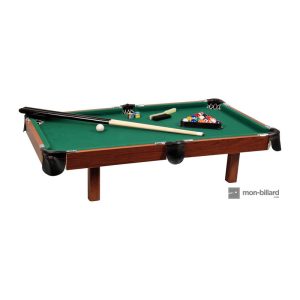 Petit billard de couleur bois sombre, il dispose de tous les accessoires dessus en taille minimaliste. 