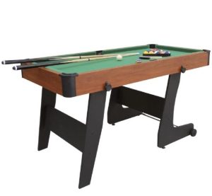 Billard en bois marron et tapis vert, avec tous ses accessoires sur le tapis.